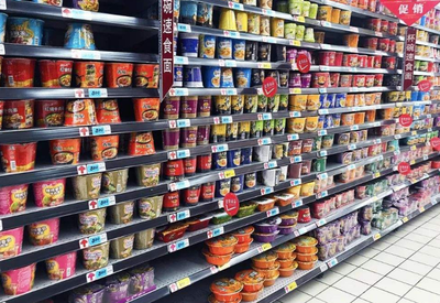 超市貨架何以屢屢告急？剖析四類(lèi)易搶購(gòu)食品背后的消費(fèi)心理與市場(chǎng)邏輯